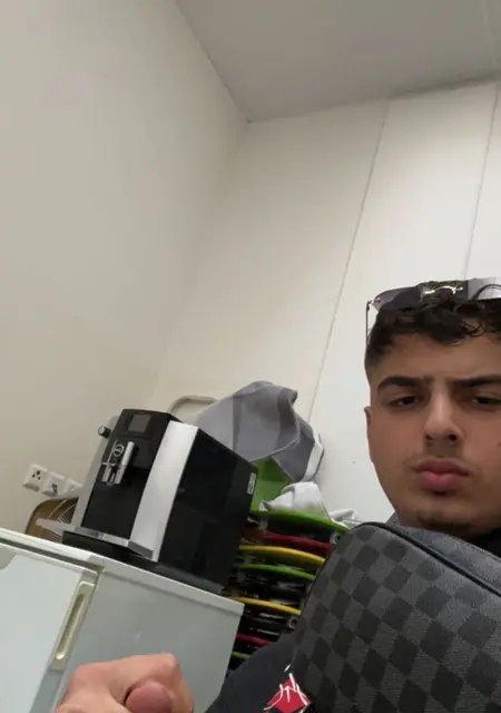 Endrit из Цюриха, мне 21, познакомлюсь для приятного времяпровождения