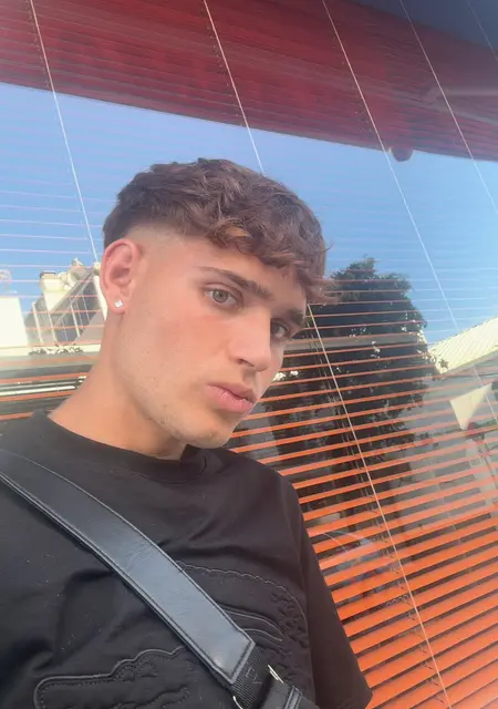 Я Nicolas, 20, из Гранады, ищу знакомства без обязательств