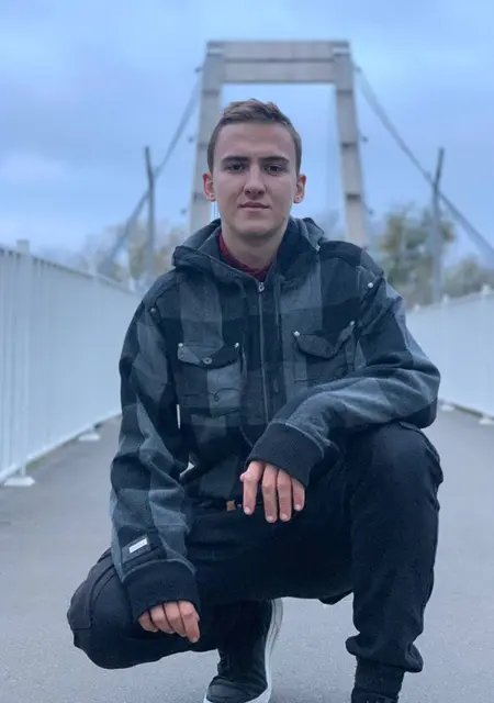 Артем из Мирнограда, ищу на сайте знакомства без обязательств