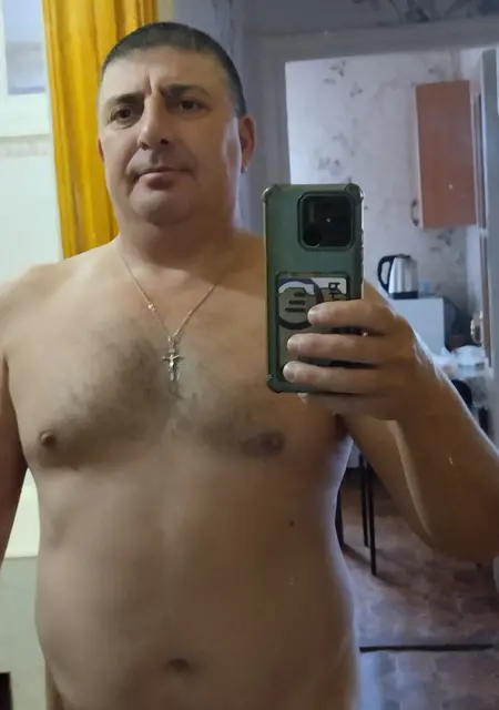 Я Алик, 49 років з Маріуполя, шукаю знайомства без зобов'язань