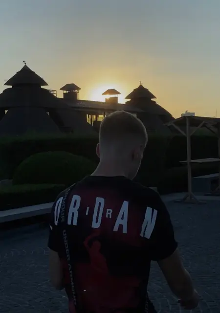 Я Дима, 21 років з Дніпра, шукаю знайомства без зобов'язань