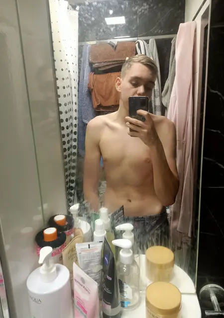 Я Саша, 21 років з Києва, шукаю знайомства без зобов'язань