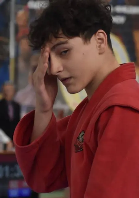 Я Лев, 18, из Одессы, ищу знакомства на одну ночь