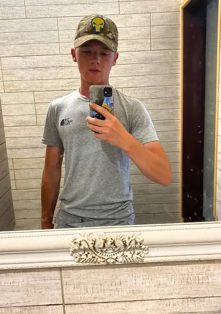 Сергей з Волочиськ, мені 22 років, познайомлюсь на одну ніч