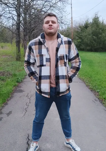 Я Александр, 21 років з Маріуполя, шукаю знайомства без зобов'язань