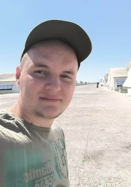 Саша из Ровно, мне 34, познакомлюсь для общения