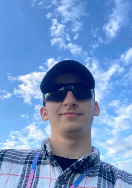 Я Колюня, 19, из Одессы, ищу знакомства на одну ночь