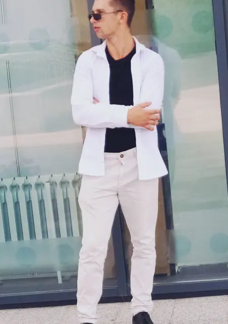 Я Максим, 21 років з Дніпра, шукаю знайомства без зобов'язань