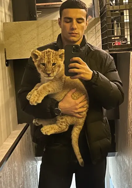 Артур из Амстердама, мне 21, познакомлюсь для приятного времяпровождения