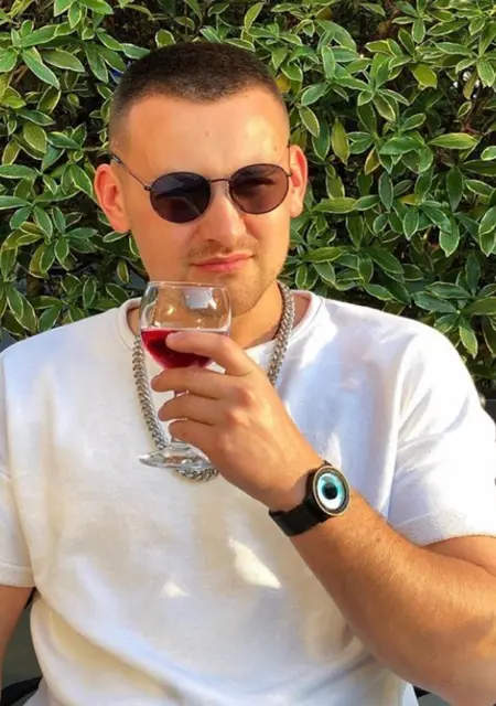 Николас из Житомира, мне 27, познакомлюсь для приятного времяпровождения