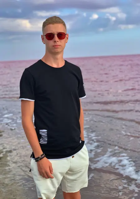 Максим из Черновцов, мне 24, познакомлюсь на одну ночь