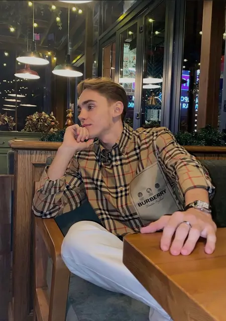 Славик из Макеевки, мне 20, познакомлюсь без обязательств