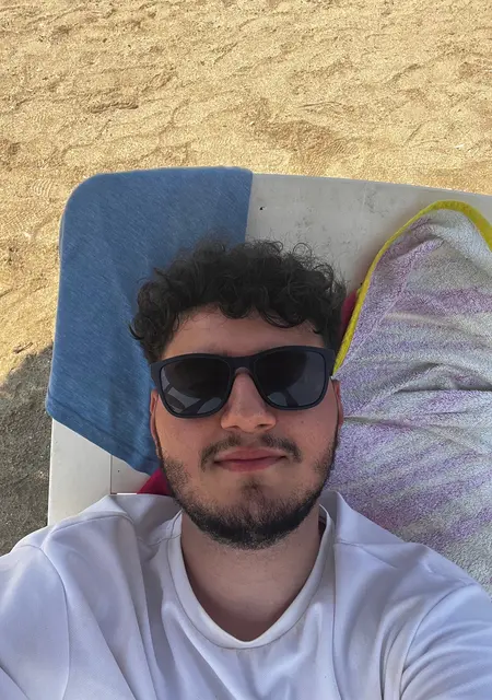 Kerem из Адана, мне 23, познакомлюсь для приятного времяпровождения