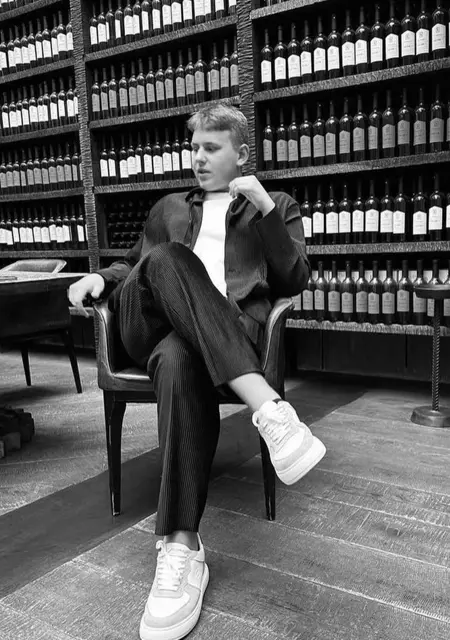 Я Артём, 18, знакомлюсь без обязательств в Чернигове