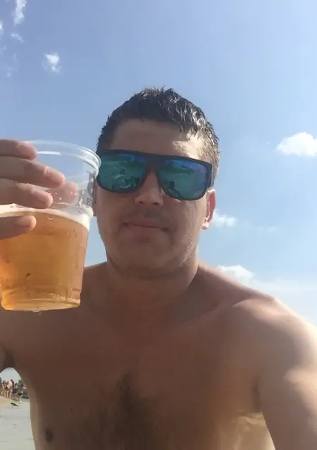 I'm Den, 37, looking to meet for chat in London