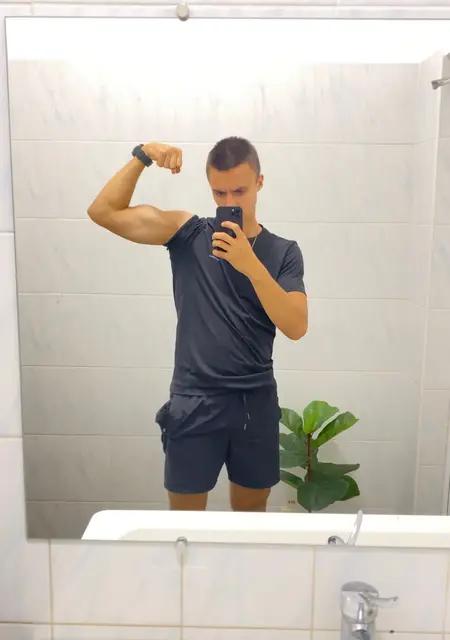 Я Руслан, 19, знакомлюсь на одну ночь в Мелитополе