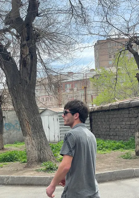 Arman из Еревана, мне 20, познакомлюсь на одну ночь