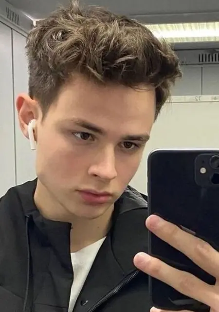 Я Deniz, 18, из Стамбула, ищу знакомство