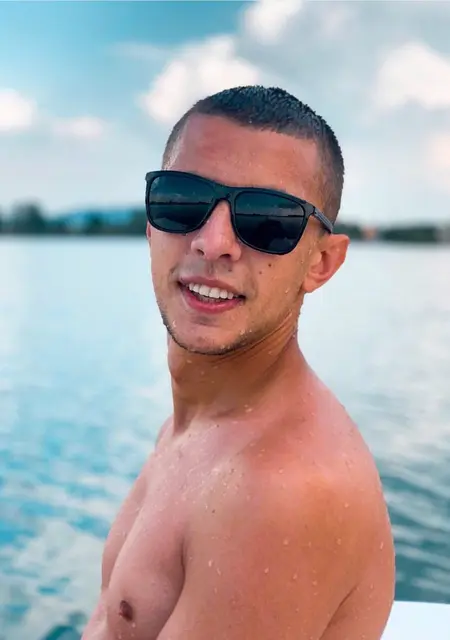 Иван из Кривого Рога, мне 21, познакомлюсь для приятного времяпровождения