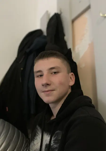 Я Максим, 21 років, знайомлюсь на одну ніч у Львові