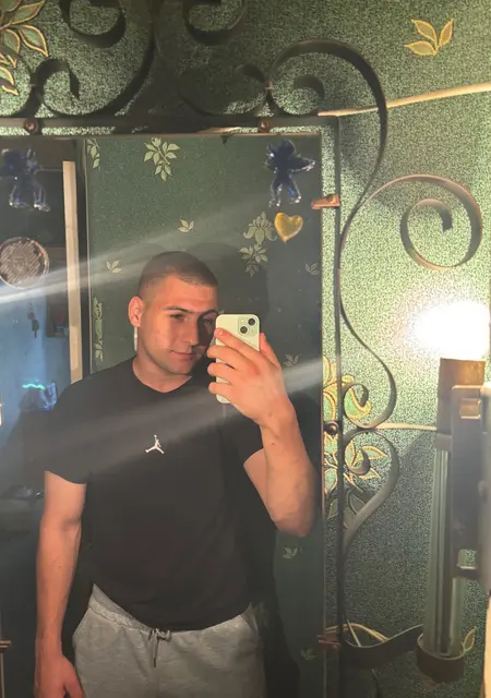 Я Дима, 20, из Луганска, ищу знакомство для приятного времяпровождения