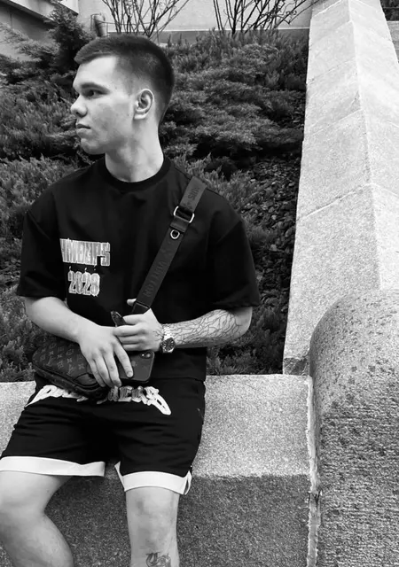 Максим из Киева, мне 19, познакомлюсь для приятного времяпровождения