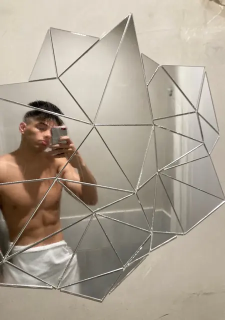 Soy Alexander, 23 años de Vitoria, busco conocer gente para lío de una noche