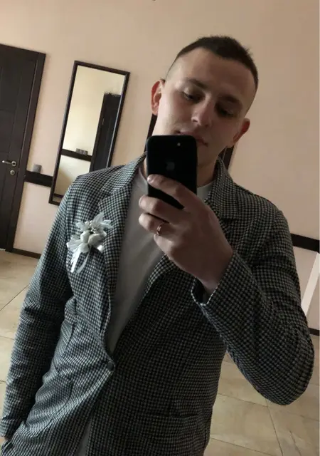 Саша з Павлограда, мені 22 років, познайомлюсь на одну ніч