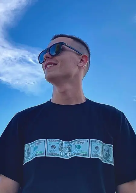 Рома из Нововолынска, мне 25, познакомлюсь без обязательств