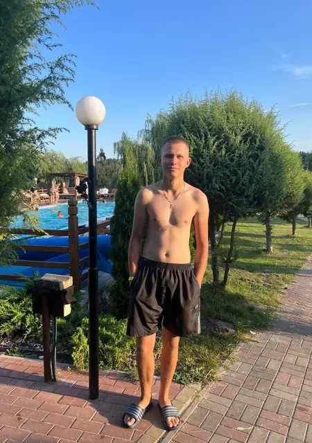 Я Vadim, 21, из Ровно, ищу знакомства без обязательств