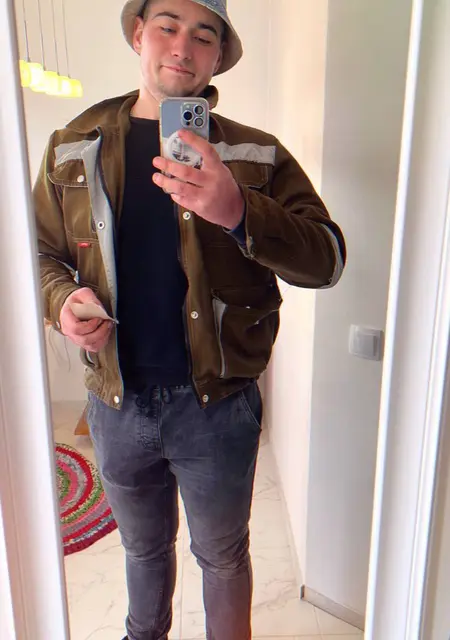 Я Глеб, 23, из Видина, ищу знакомство для приятного времяпровождения