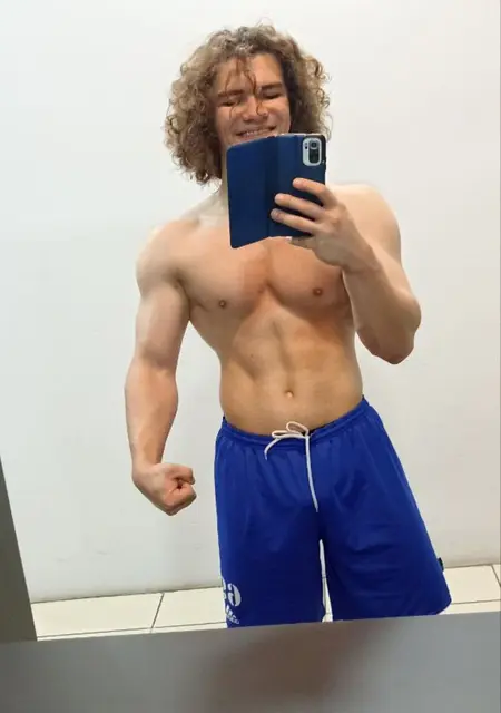 Я Дима, 20, знакомлюсь на одну ночь в Харькове