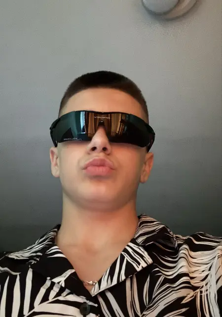 Я Максим, 24 років, знайомлюсь для постійних стосунків у Бурштин