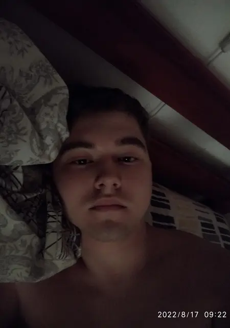 Я Саша, 21 років з Києва, шукаю знайомства без зобов'язань