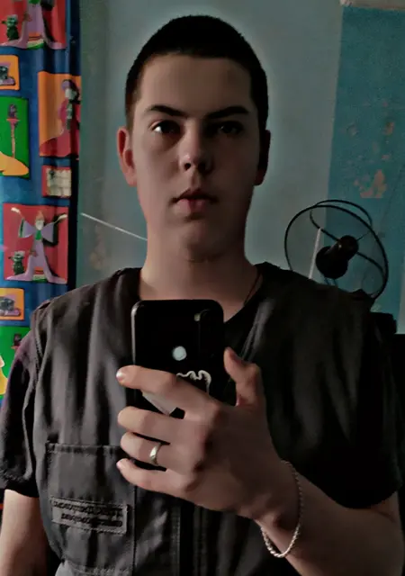 Я Назар, 20 років з Дніпра, шукаю знайомства без зобов'язань