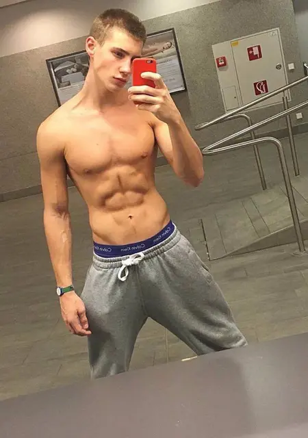 Максим из Львова, мне 20, познакомлюсь без обязательств