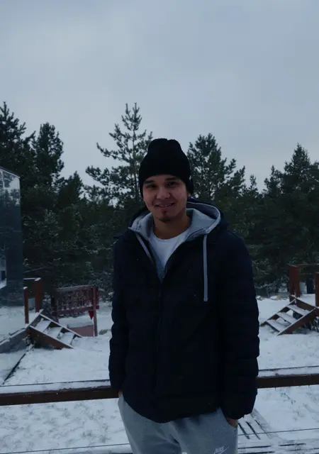 Я Санжар, 20, из Астаны, ищу знакомство для приятного времяпровождения