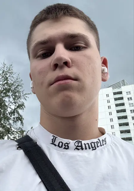 Я Мишаня, 19, из Минска, ищу знакомства без обязательств