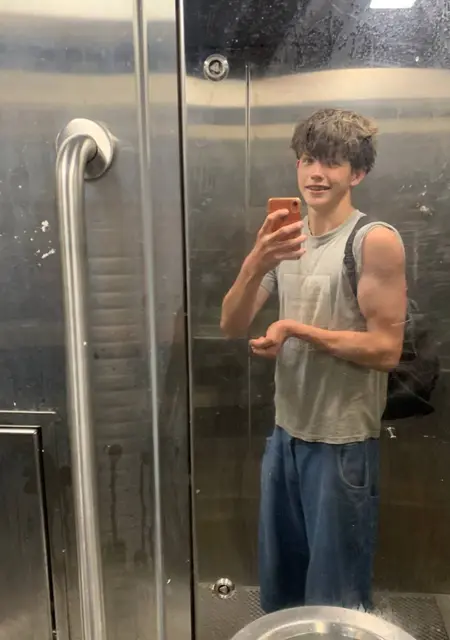 Kosta из Киева, мне 18, познакомлюсь на одну ночь