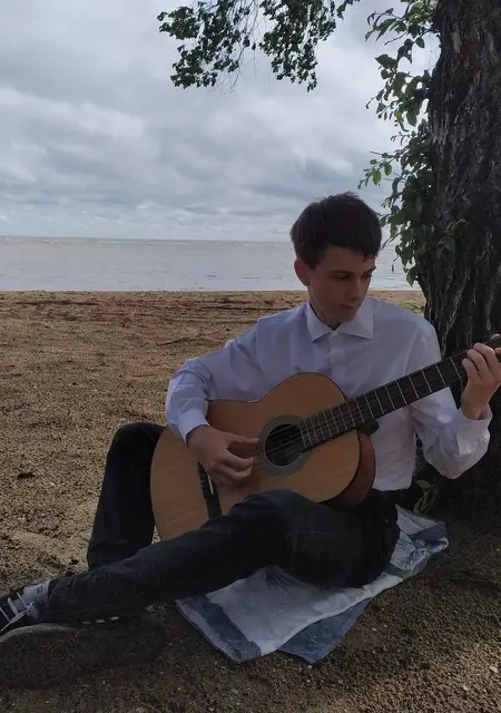 Богдан з Маріуполя, мені 21 років, познайомлюсь для приємного проведення часу