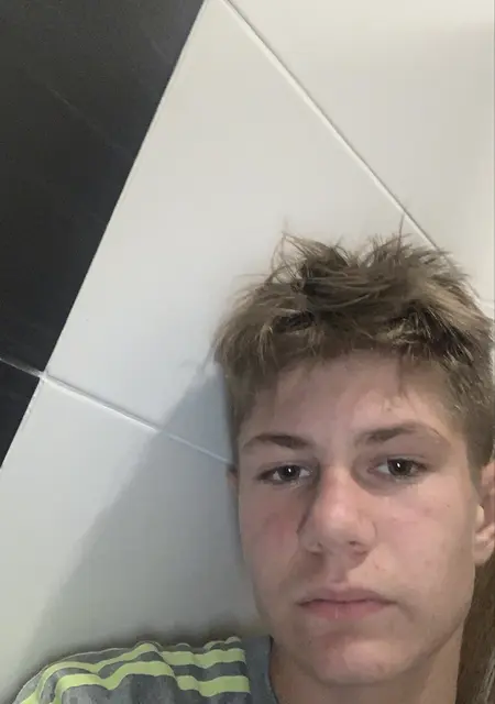 Даня з Чернігова, мені 21 років, познайомлюсь для вірт